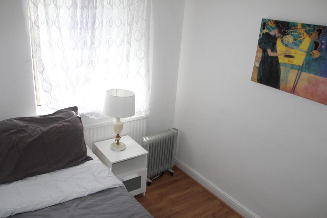 Grey Double Bedroom London Exteriör bild